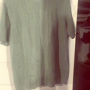 Tee with geometric design